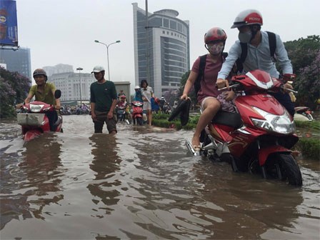 Video: Hà Nội ngập sâu sau cơn mưa lớn nhất từ đầu năm