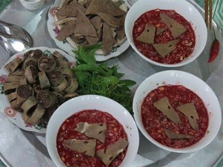 Tử vong sau khi ăn tiết canh, lòng lợn