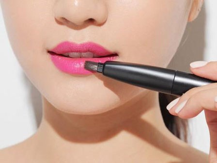 Giữ màu son bền lâu suốt cả ngày với những mẹo đơn giản sau