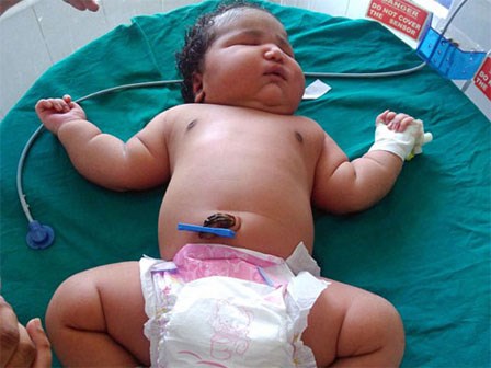 Bà mẹ tuổi teen sinh con gái nặng cân nhất thế giới