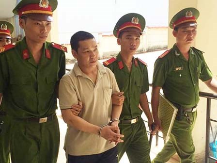 Gã côn đồ và cơn cuồng ghen truy sát vợ, đe dọa giết cả nhà ngoại