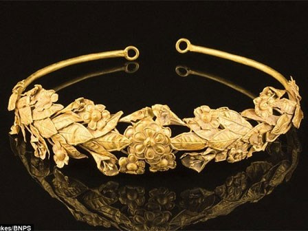 Anh: Vương miện 3 tỉ bị bỏ quên chục năm ở gậm giường