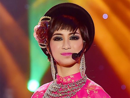 Video: Hoài Linh bất ngờ khi Hòa Minzy hát cải lương quá hay
