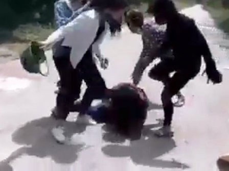 Clip: Nhóm nữ sinh đánh bạn tàn bạo còn cười hả hê ở Hà Tĩnh