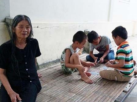 Nỗi buồn của hàng trăm đứa trẻ ở làng giàu nhất nước