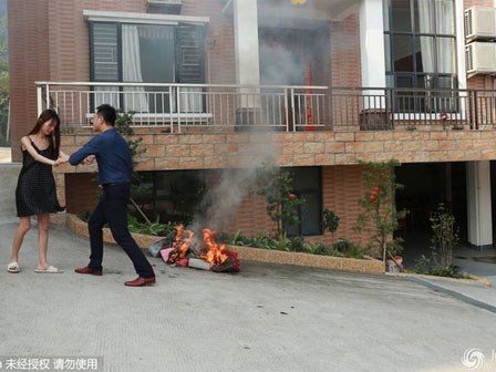 Nữ sinh đốt túi hàng hiệu để ép chồng ly hôn