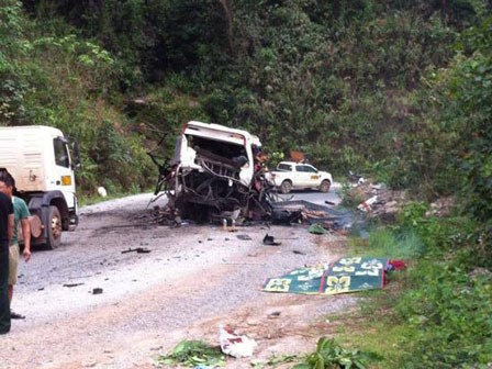 Nổ xe khách kinh hoàng, 8 người tử vong tại chỗ