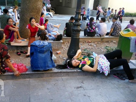 Người lớn, trẻ nhỏ mệt nhoài vạ vật ở hành lang bệnh viện ngày nắng nóng đỉnh điểm