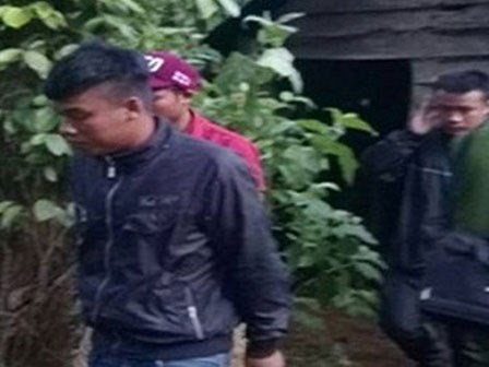 Đến rủ con gái đi chơi, hiếp dâm mẹ