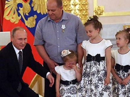 Putin lúng túng trước bé gái khóc nhè