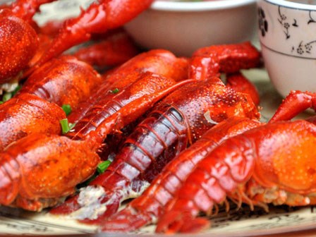 Ngộ độc sau khi ăn tôm càng, tính mạng sản phụ bị đe dọa