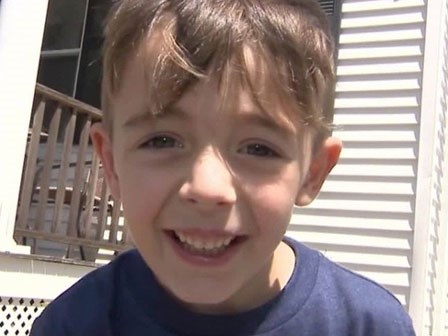 Cha lái xe vượt đèn đỏ, con trai gọi điện báo 911