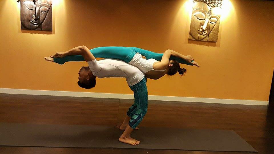 Acro Yoga hay còn gọi là Yoga cặp đôi là nghệ thuật luyện tập yoga cùng với bạn bè, bạn tập hoặc người thân trong gia đình.