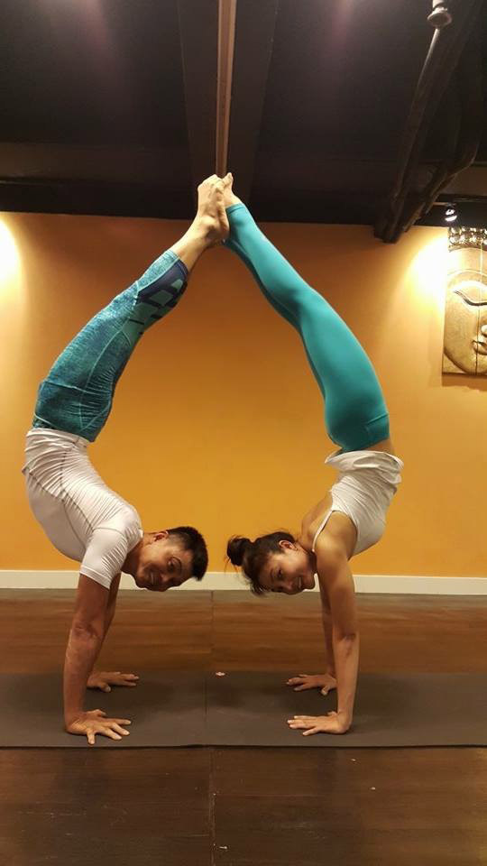 Các bài tập yoga cặp đôi đòi hỏi sự phối hợp nhịp nhàng.