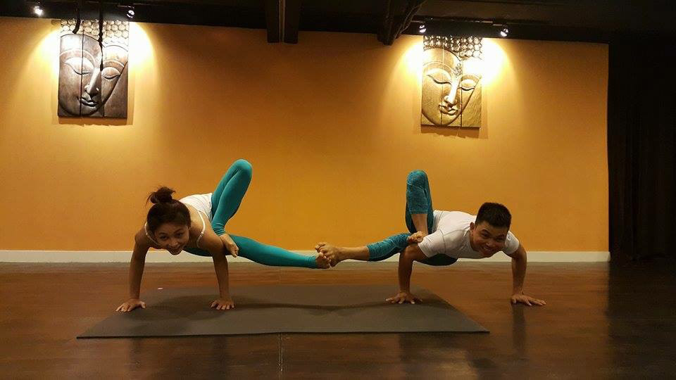So với yoga bình thường thì Acro Yoga mang đến nhiều niềm vui và hứng khởi cho người tập hơn nhờ độ khó của các động tác và đặc tính phối hợp, tương tác với bạn tập.