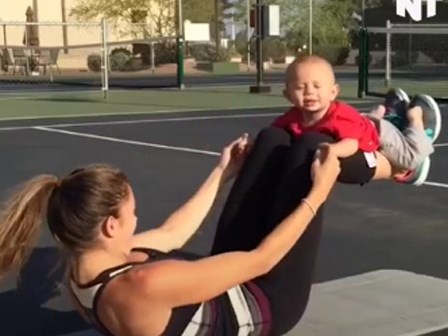 2 mẹ con cùng nhau tập Gym siêu đáng yêu