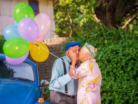Cặp đôi tình già ôm bóng bay hôn nhau xì-tin khiến giới trẻ cuống cuồng ghen tị