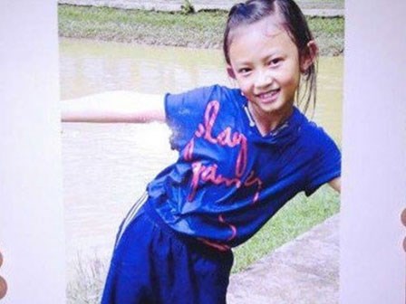 Ba người đàn ông ngang nhiên bắt cóc bé gái học lớp 2 ngay trước mặt người mẹ