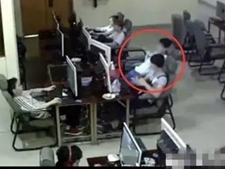 Bị điện giật chết vì vừa sạc pin vừa chơi điện thoại trong quán net