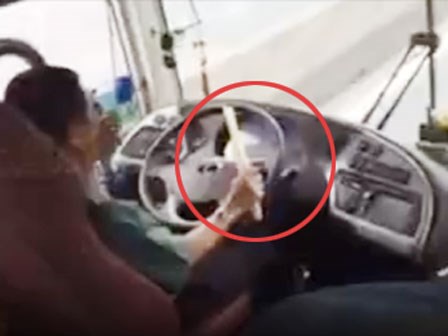 Chạy trên đường cao tốc, tài xế vừa lái xe vừa cuốn bánh tráng ăn