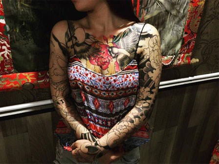 Cô gái xăm hình quanh ngực bị dân mạng ném đá vì phản cảm