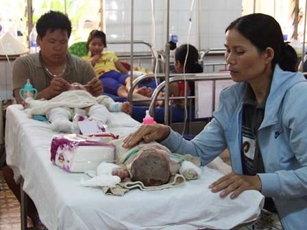 Chồng đổ xăng thiêu vợ, 5 người trong gia đình gặp nạn