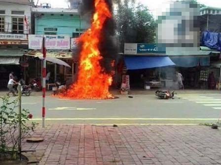 Dựng xe máy chở can xăng gần bếp than, xe bén lửa bốc cháy dữ dội