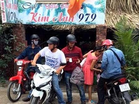 Đi xin việc tại trung tâm được chở ngay đến quán cafe