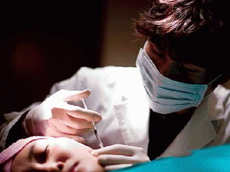 Nhốt mình trong nhà vì trót làm đẹp bằng tế bào gốc không đúng chỗ