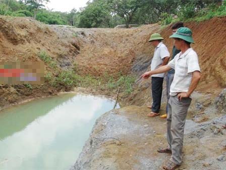 Phát hiện thi thể bị trói tay, buộc khối sắt chìm dưới ao