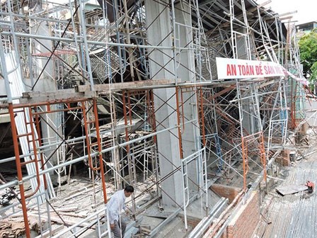 Người chồng nghẹn giọng kể phút thấy vợ bị bê tông đè tử vong