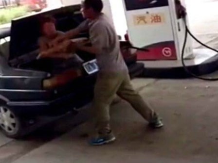 Sốc: Chồng vũ phu tát liên tục vào mặt vợ rồi nhốt vào cốp xe hơi
