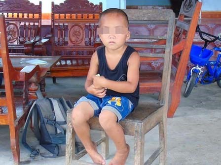 Cuộc sống buồn tủi của bé 4 tuổi sinh ra và lớn lên ở trại giam