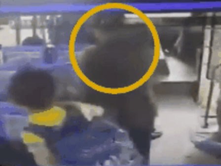 Bệnh nhân bám theo con của nhân viên y tế, rút dao chém tới tấp để trả thù