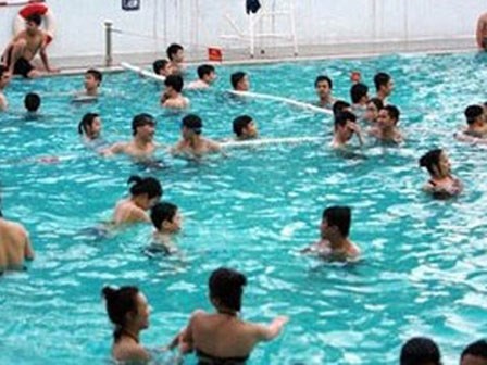 Cách phân biệt bể bơi sạch và bể bơi có hóa chất độc
