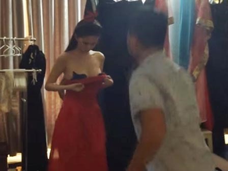 Ngọc Trinh thản nhiên tụt váy trước mặt đồng nghiệp nam