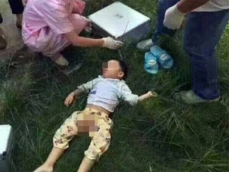 Cãi nhau với chồng, ném con từ tầng 7 xuống đất