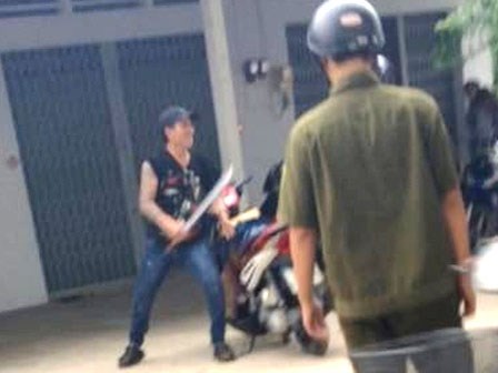 Dùng ma túy đá xong, gã đàn ông cầm mã tấu đến chém bạn trai vợ, đánh công an