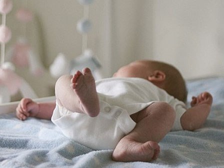 Bị bố mẹ rung lắc, ném mạnh, bé gái 4 tuần tuổi gãy xương sườn, bầm tím lưng đùi, dập gan