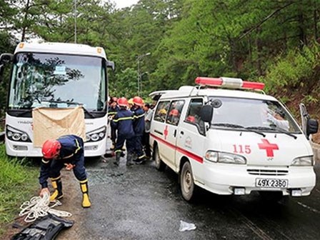 Hai xe khách tông nhau trên đèo Prenn, 7 người chết