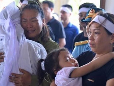 Hình ảnh xúc động trong đám tang phi công Trần Quang Khải
