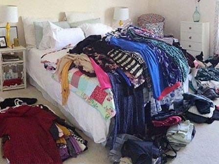 Bị 'cắm sừng', chồng bán sạch quần áo vợ
