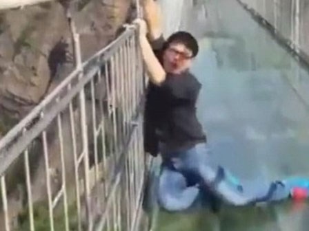 Du khách hoảng loạn vừa khóc vừa bò trên cây cầu kính trong suốt
