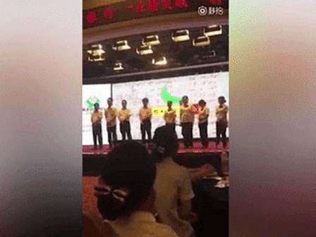 Nhân viên ngân hàng xếp hàng