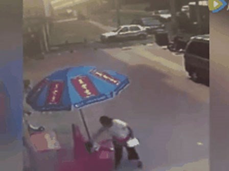 Đang chơi ngoài đường, bé gái bất ngờ bị một phụ nữ lạ kéo tóc, đá tới tấp vào mặt