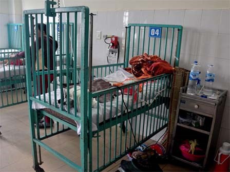 Cha ôm con 28 tháng tuổi nhảy lầu bệnh viện tự tử