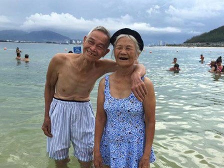 Bộ ảnh cụ ông nắm tay cụ bà tắm biển khiến dân mạng ngưỡng mộ
