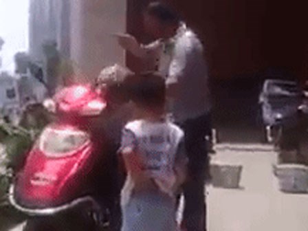 Bố đánh bà dã man ngay trước mặt con trẻ khiến người xem phẫn nộ