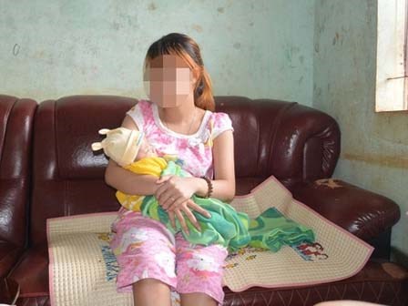 Làm trẻ sinh con, “cha nuôi” vẫn ung dung