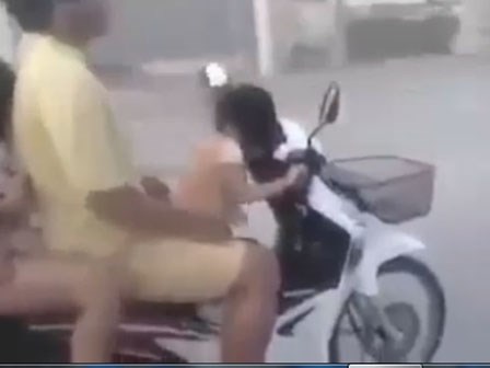 Video: Bé gái lái xe máy chở bố mẹ phóng vun vút trên đường